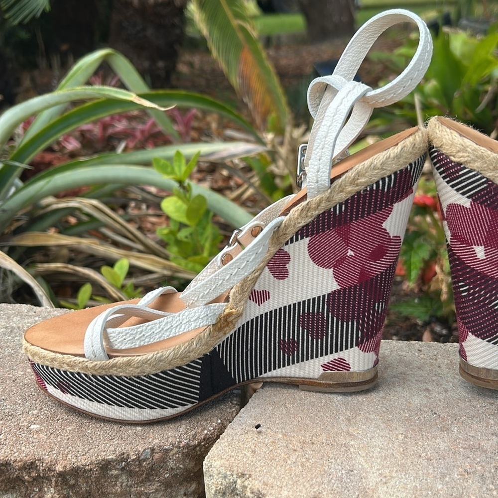 Burberry Nova Check Heart Wedges COA - Picture 3 of 14